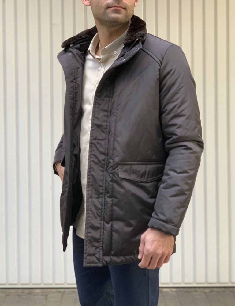 Ανδρικό καφέ μπουφάν με αποσπώμενο γιακά και κουμπιά 444K φωτογραφία